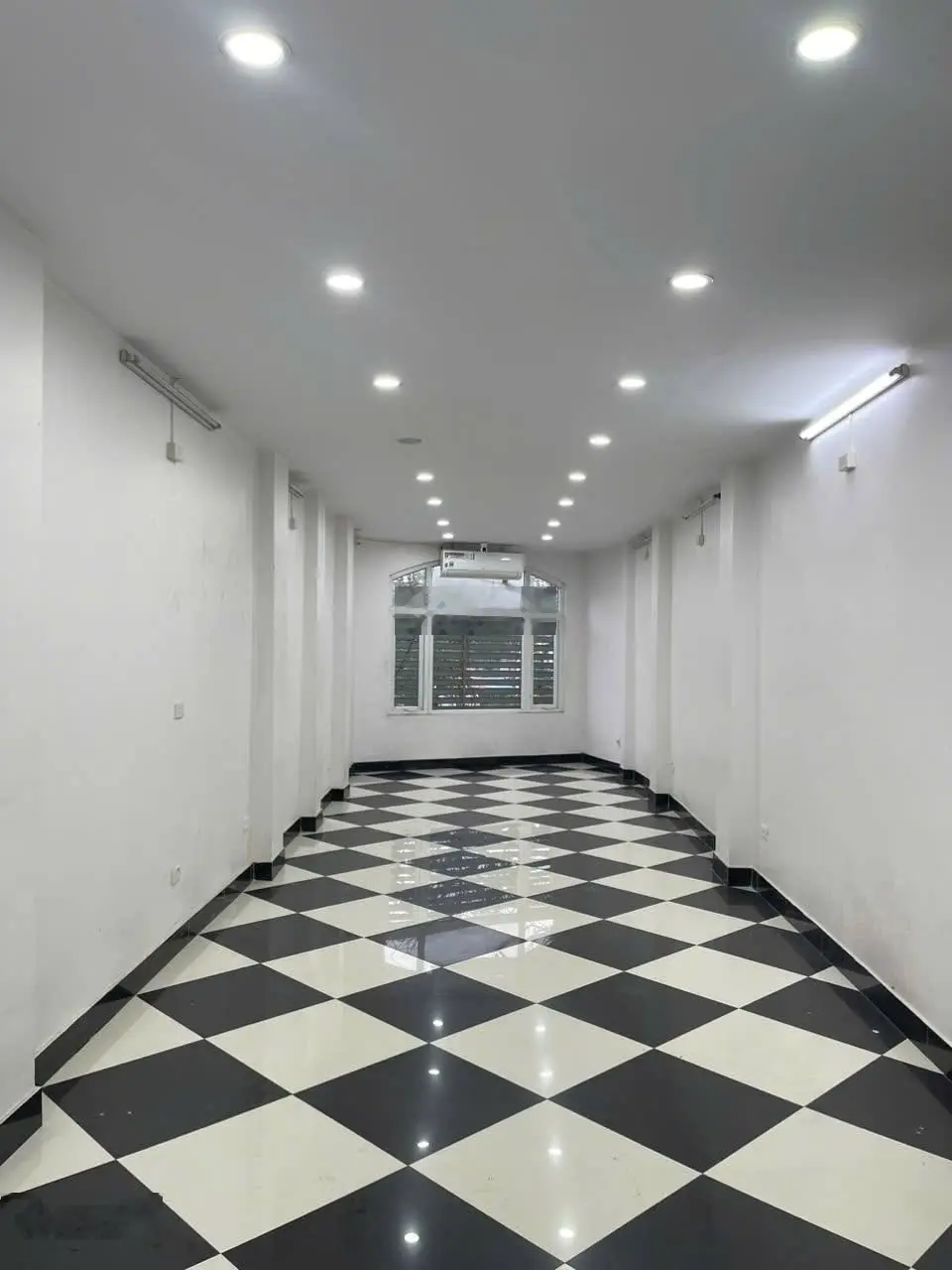 Bán nhà mặt phố Kim Ngưu, vỉa hè đá bóng kinh doanh, ô tô dừng đỗ 7 tầng thang máy 68m2 giá 28 tỷ