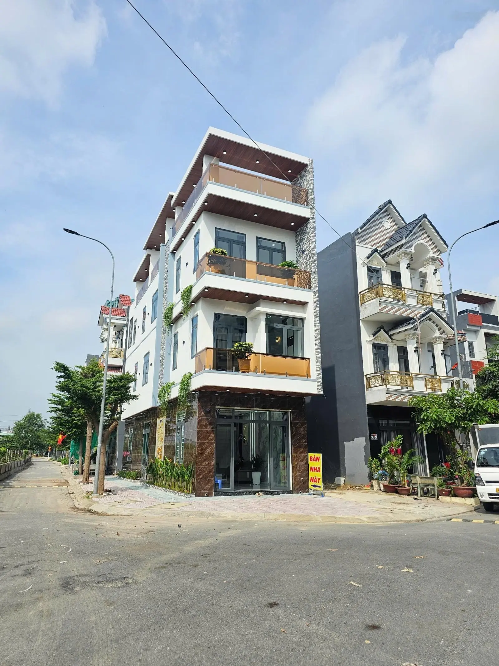 Căn Góc 2 Mặt Tiền: 6Tỷ800_92m2 Nhà 1 Trệt 2 Lầu Full Nội Thất KDC Phú Hồng Thịnh 8, TP.Thuận An