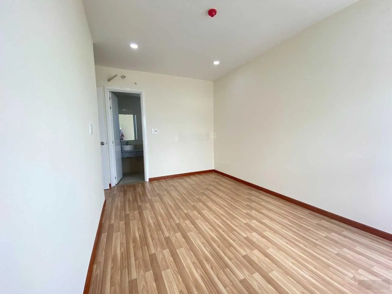 Nhà mới 100% 3Pn đầy đủ nội thất giá 3,4 tỷ. Bao hết chi phí, không gồm 5% sổ - Tầng trung - Đẹp.
