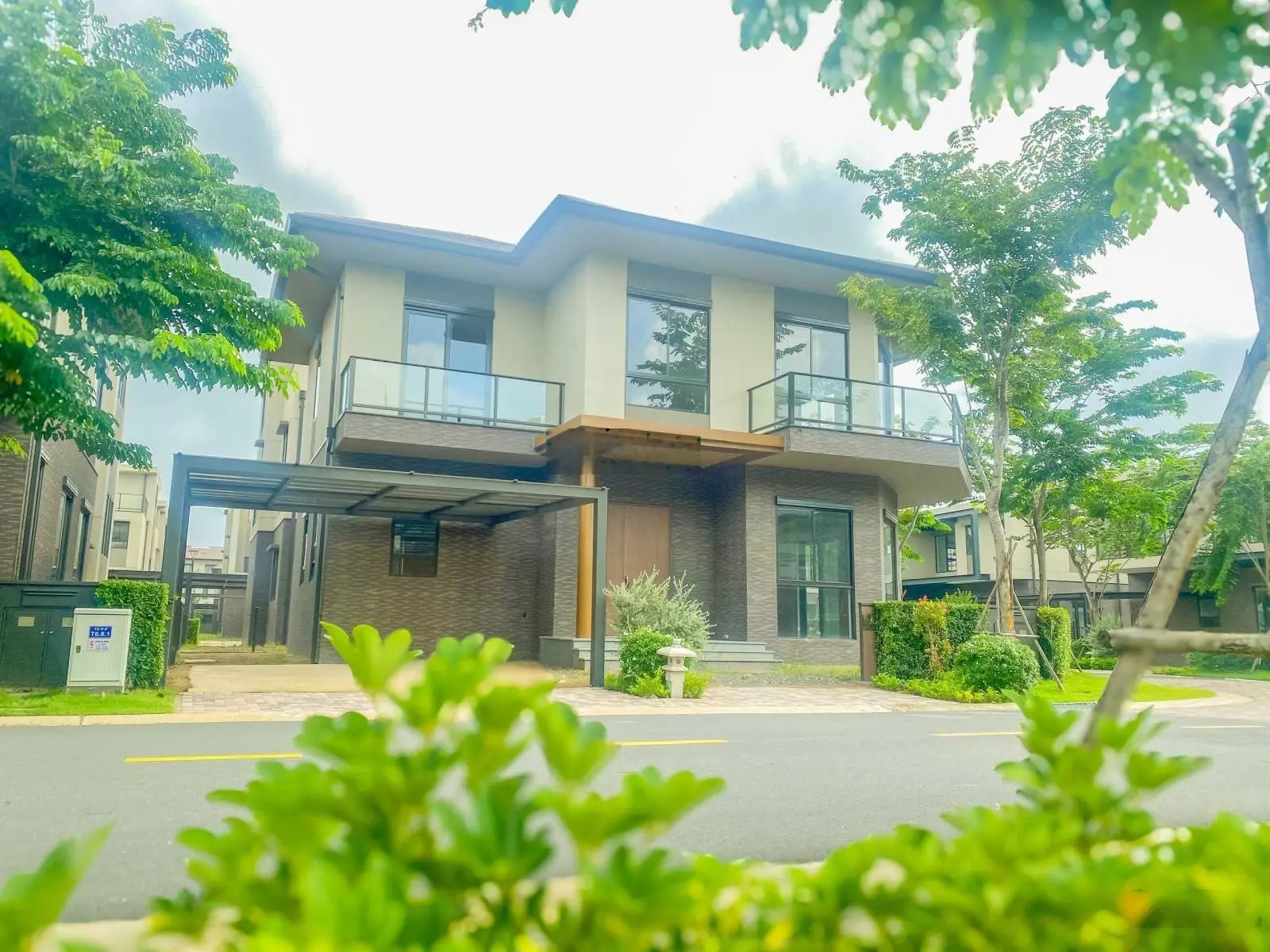 Nhận booking căn góc biệt thự 264m2 giá 12,3 tỷ view hồ bơi công viên. LH 0906 499 ***
