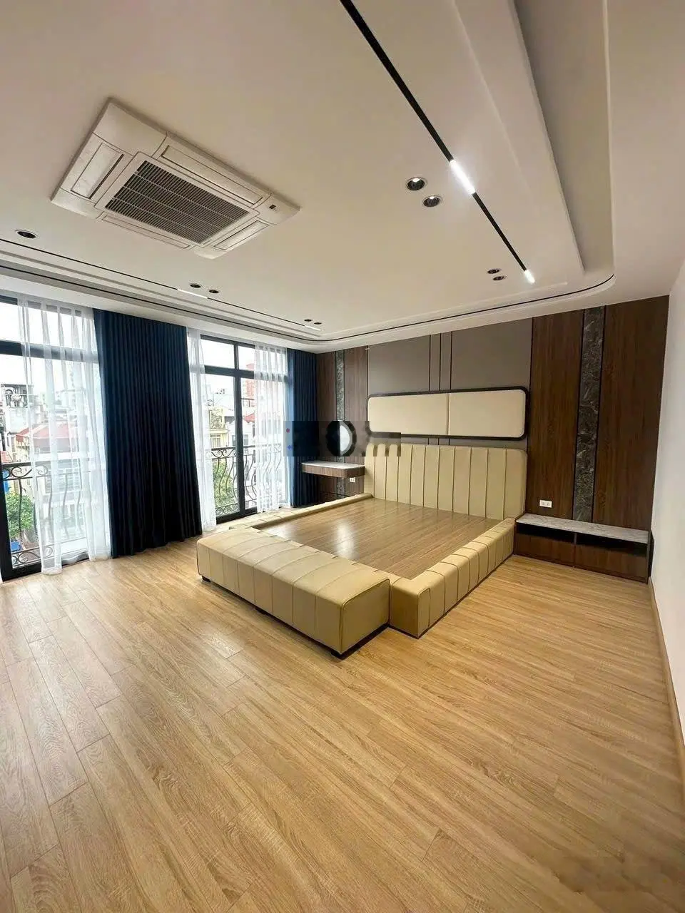 Siêu phẩm mặt phố hồng tiến,50m,thang máy, vỉa hè đá bóng,kinh doanh bất chấp