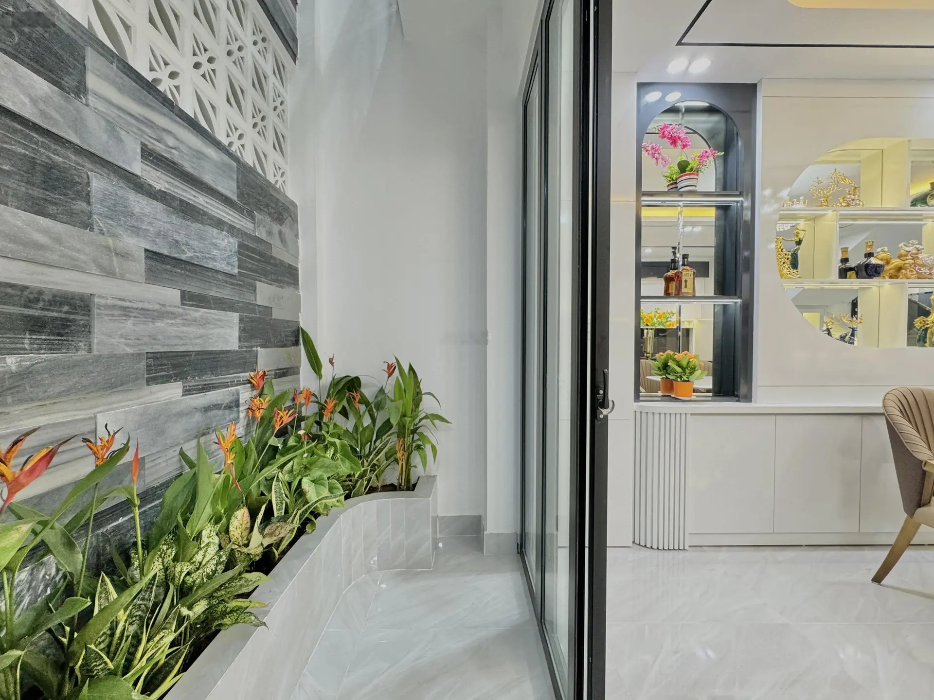 Nhà đẹp Đà Nẵng - Bán gấp nhà 3 tầng Tân Cổ Điển, thông biển, full nội thất nhà mới xây LH 09378943