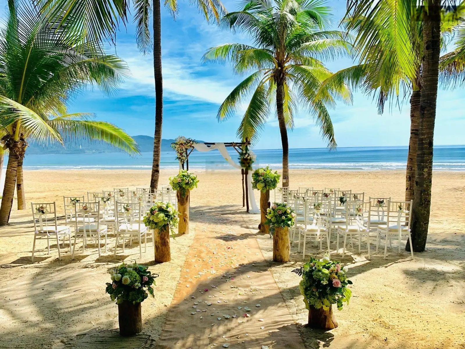 Giảm ngay 4 tỷ - bán gấp biệt thự nghỉ dưỡng Premier Village - mặt biển Mỹ Khê, Đà Nẵng