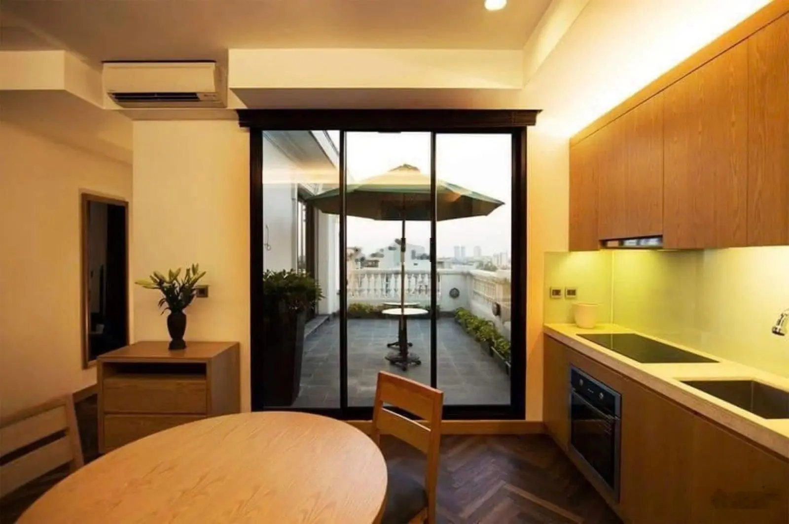 Toà 10 Tầng Thang Máy Phố Tô Ngọc Vân, 162m2 View Hồ Triệu Đô, Gara Ô Tô Dòng Tiền 450 Triệu/ Tháng