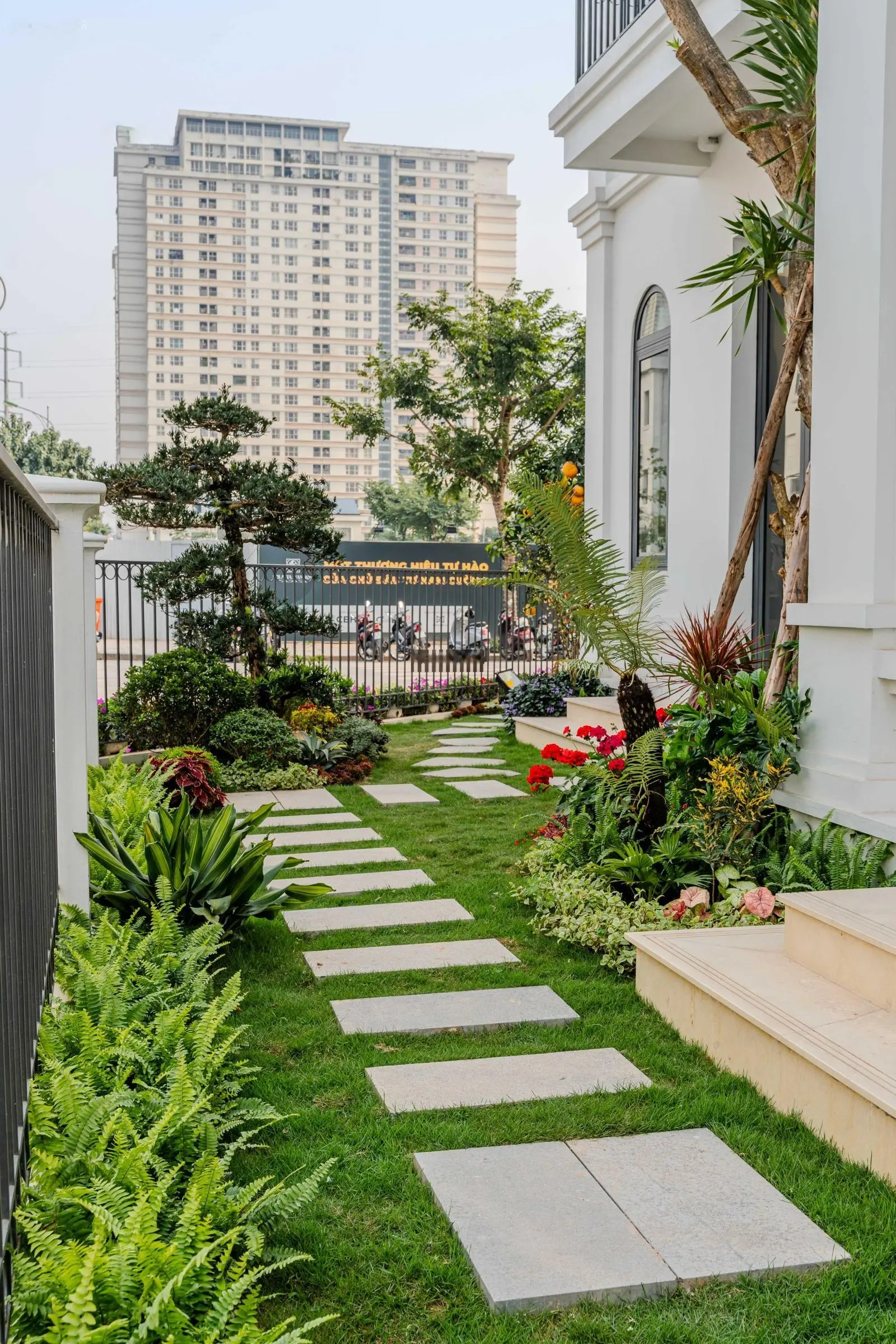 Em Huy cần bán gấp lô biệt thự sát góc P01 diện tích 169m2 3 tầng 1 tum cực đẹp ở Solasta Mansion