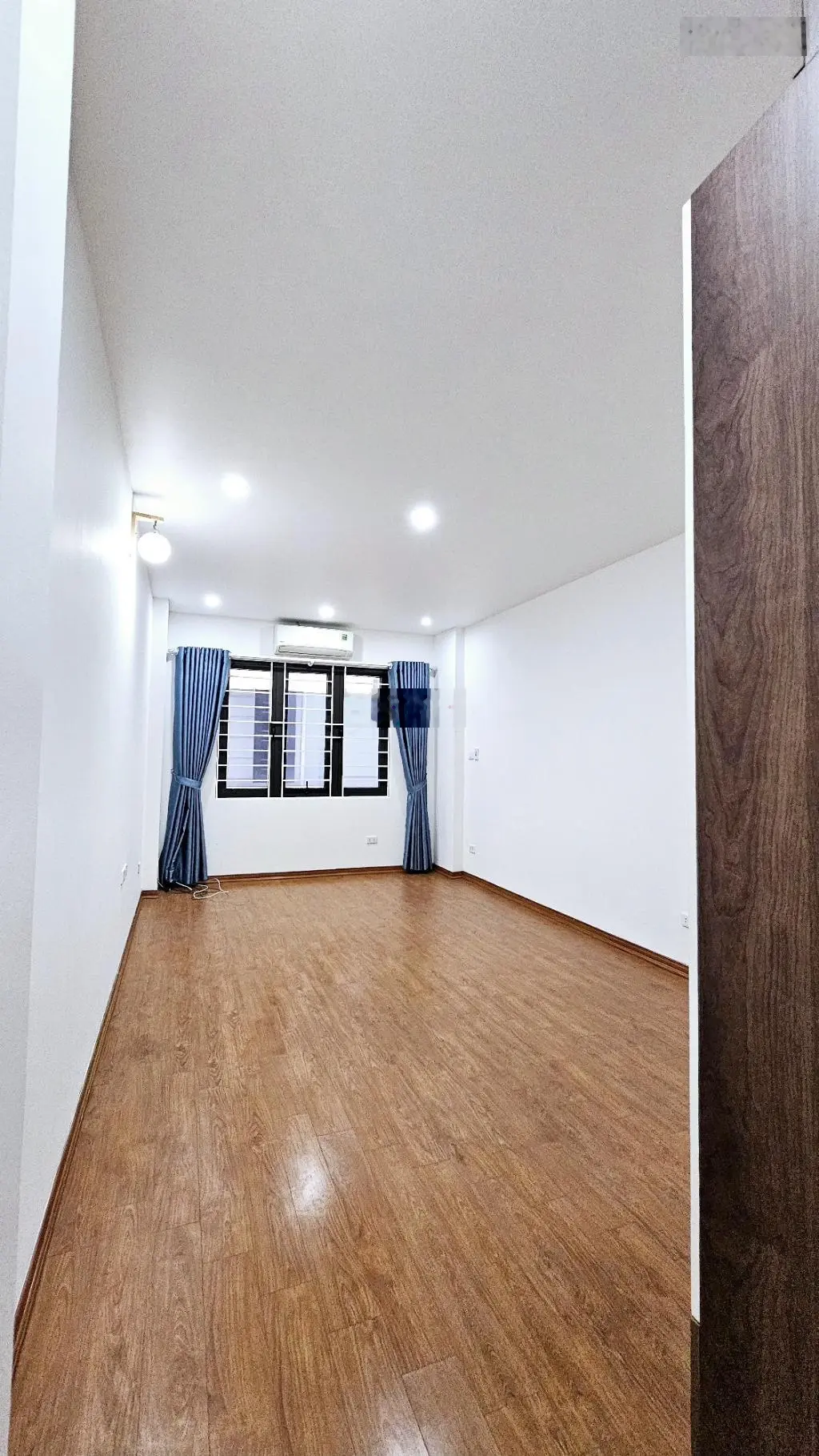 Nhà đẹp việt hưng ô tô đỗ sát cửa giá hợp lý cho người thiện chí