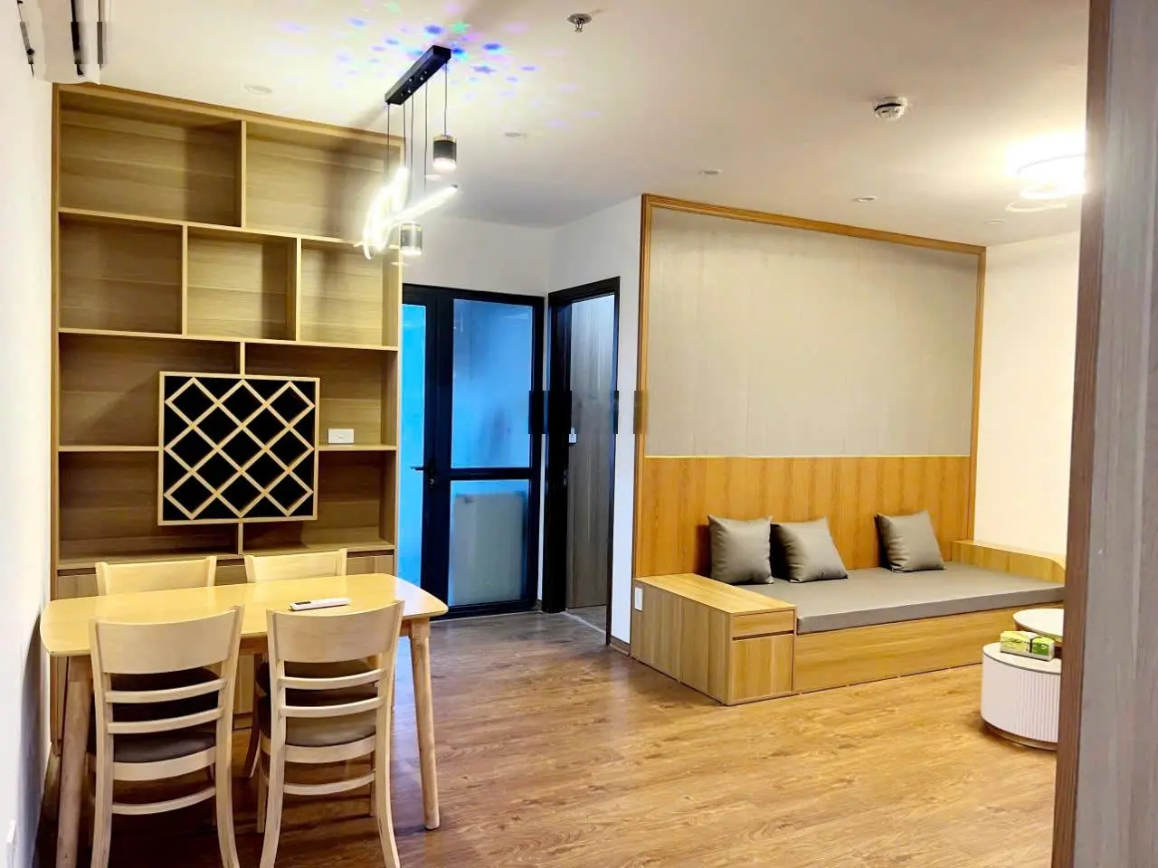 Chuyển nhượng căn hộ góc 2 mặt thoáng 2 ngủ 2 WC, view hồ tại Bạch Đằng TPHD, 1.7tỉ 0979 020 ***