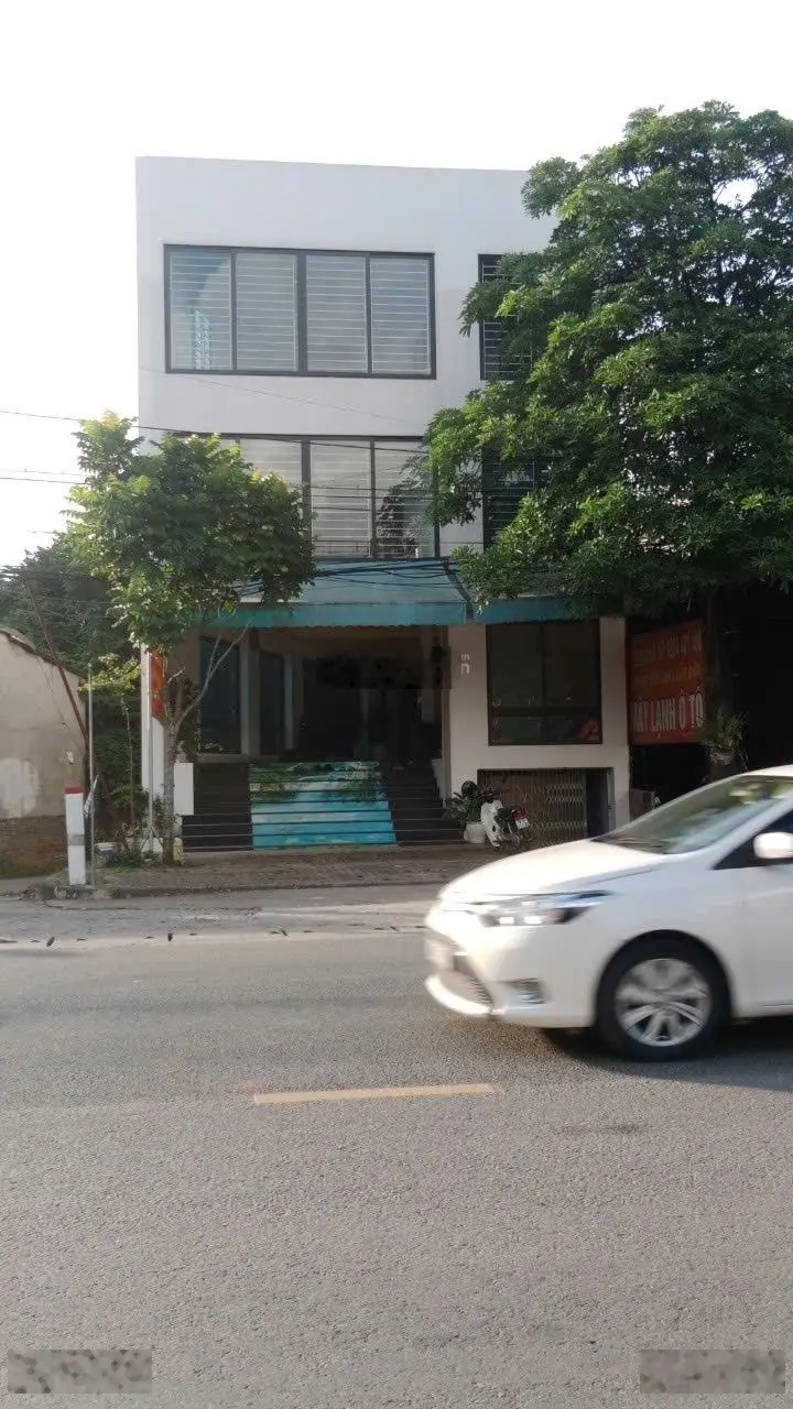 Cần bán lô góc 2 mặt tiền sẵn nhà 3 tầng bám Quốc lộ 6 TT Lương Sơn, giá 12 tỷ