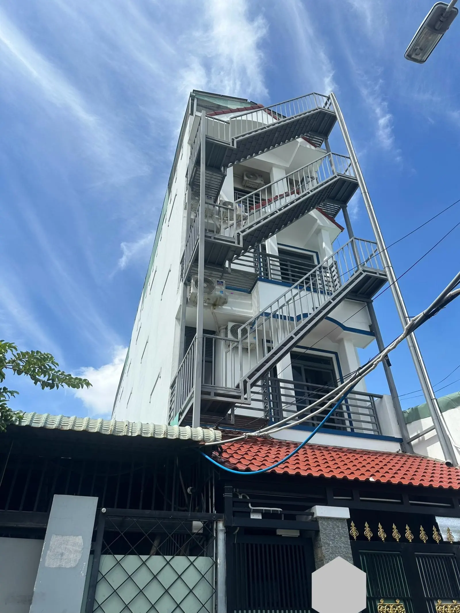 Chỉ 7tỷ nhỉnh nhà góc 2mt.6x22 cn:135m2 shr vuông vức. đường nhựa 8m thông. vị trí tt quận 9.thơm