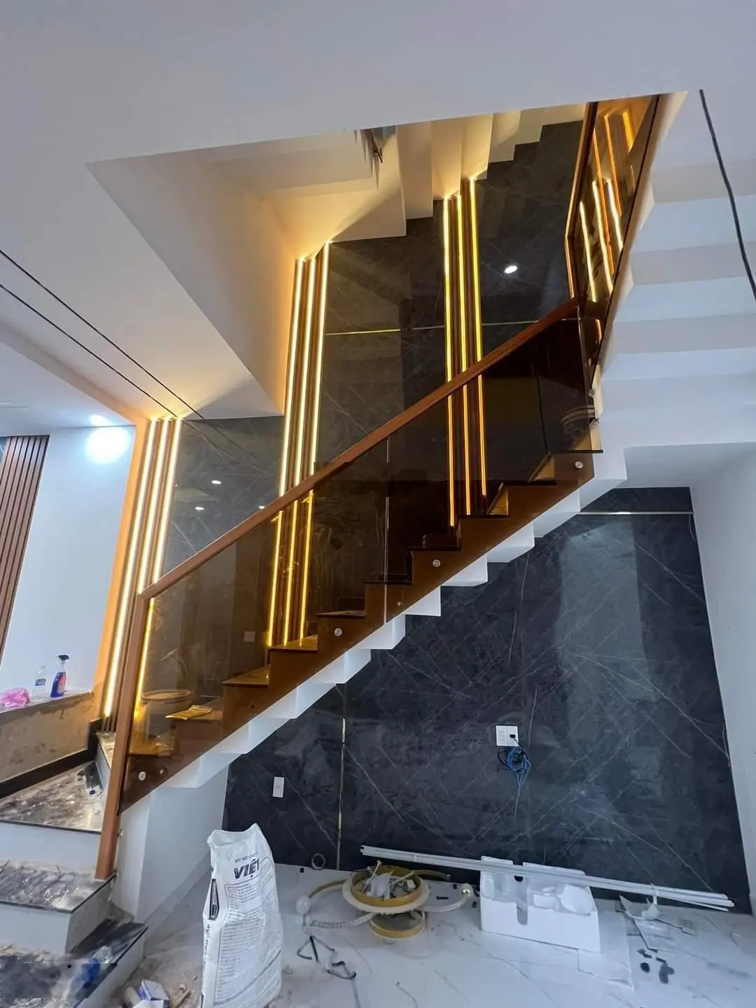 Nhà 1 trệt 2 lầu trục chính KDC Phú Hồng Thịnh 8 đang vào nội thất như hình
