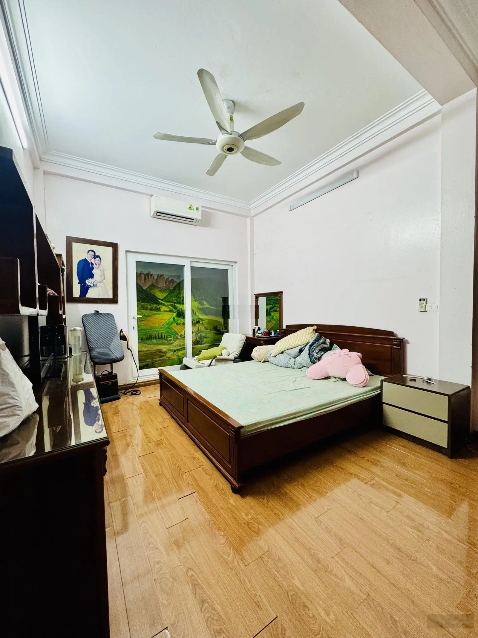 Bán nhà khu phân lô VIP Hào Nam. DT 33m2*4,5 tầng. MT 3,7m. H:TB. Ô tô vào. KD tốt. Giá 13,8 tỷ.
