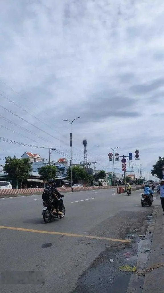 Mặt tiền KD, Quốc Lộ 1A, ngang 30m, 900m2, đang cho thuê kho xưởng, 100tr/tháng