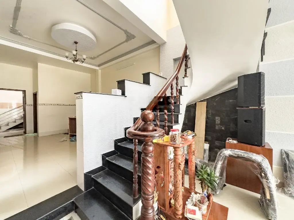Nhà kiểu biệt thự, 11 x 35m, hẻm xe tải, thị trấn Hóc Môn chỉ 12, x tỷ
