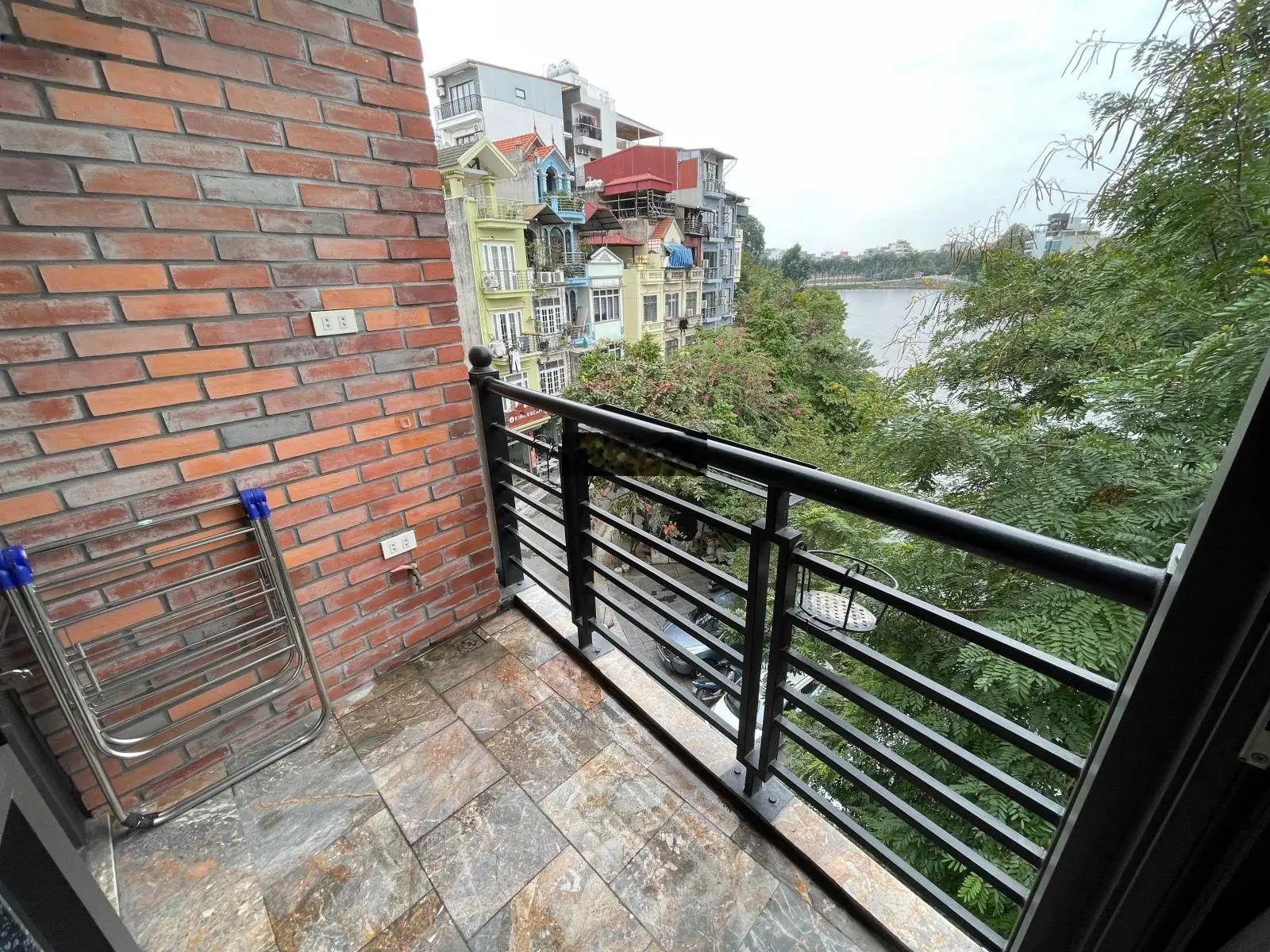 Tòa nhà bán ở mặt hồ 6 tầng tuyệt đẹp xe hơi đỗ thoải mái, vỉa hè rộng thanh bình và lãng mạn