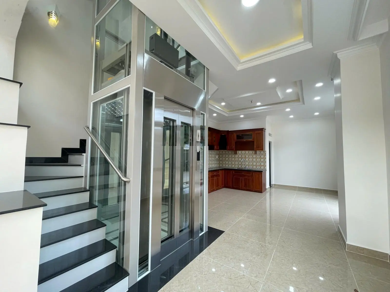 Nhà 1 trệt 5 lầu có thang máy ven sông Sài Gòn - khu nhà phố đồng bộ đường 9m liền kề Vạn Phúc City