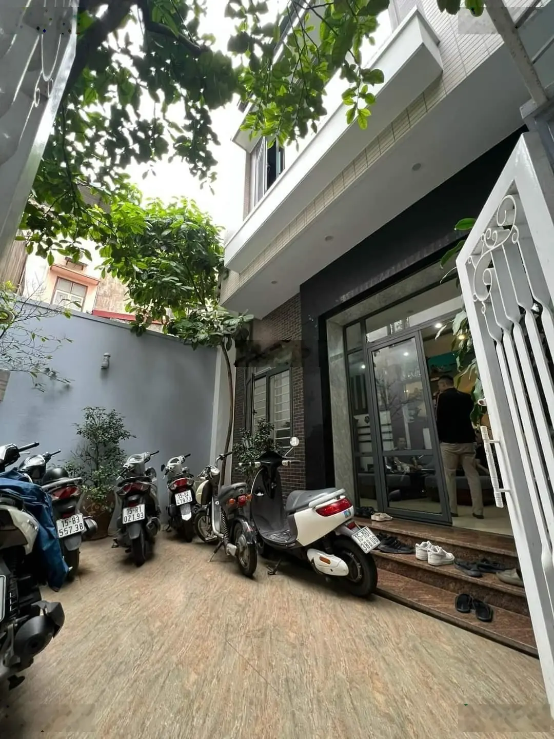 Bán nhà rộng 100m2 có sân cổng ngõ đường Lương Khánh Thiện cực đẹp giá hợp lý. LH 0936 577 ***