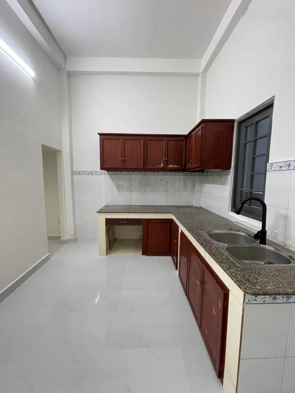 Bán nhà 1 trệt 2 lầu hẻm xe hơi đường 175 Đình Phong Phú, ngay trung tâm gần đường Lê Văn Việt