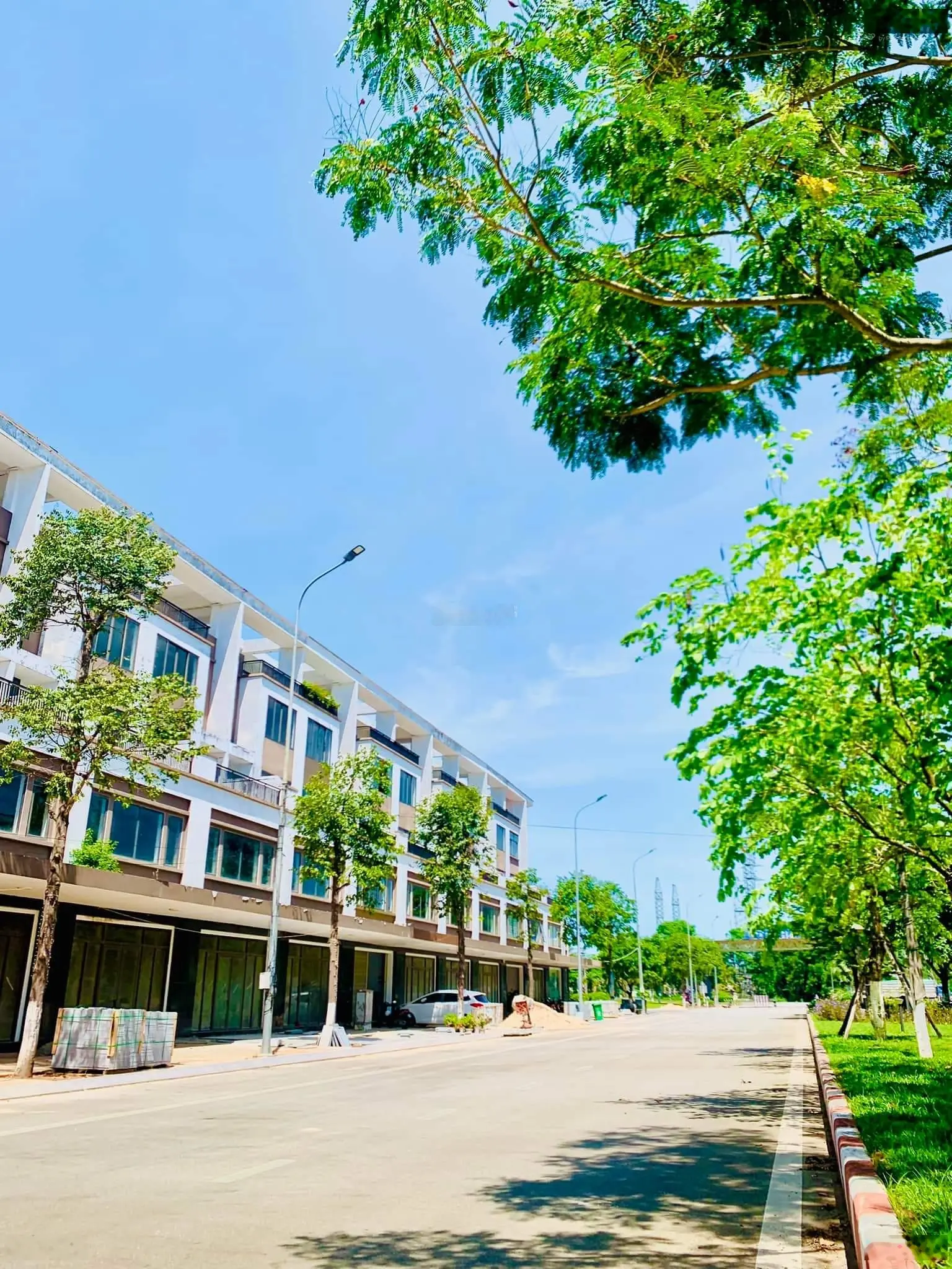 Sở hữu lô hướng Đông sạch đẹp, trục đường lớn, vỉa hè 5m, giá cực rẻ