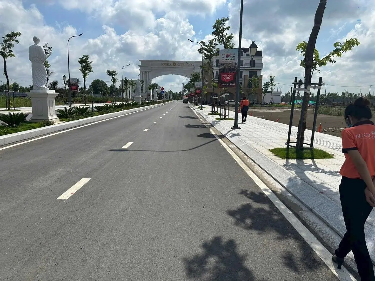 Đất thổ MT TL 818 TT Thủ Thừa, kế bên khu Agora City DT 107m2, 5x21,6m, hướng Đông