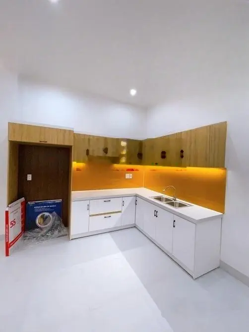 Bán nhà mặt tiền sau lưng chợ Bình Chánh, gần QL1A, DT 70m2, hẻm 5m, 1T2L SHR