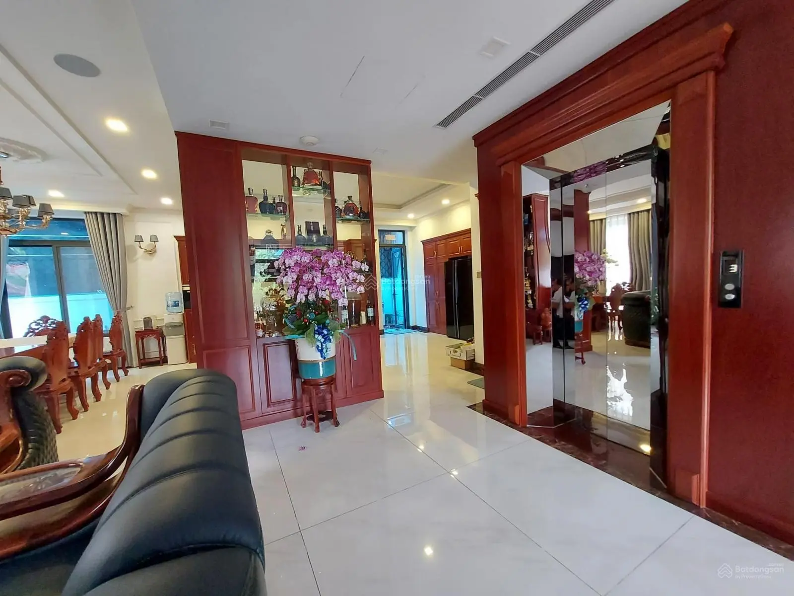 Chính chủ ngộp bank bán gấp biệt thự Q2, tặng nội thất, 266m2, 4T, chỉ 35 tỷ, bảo vệ 24/24