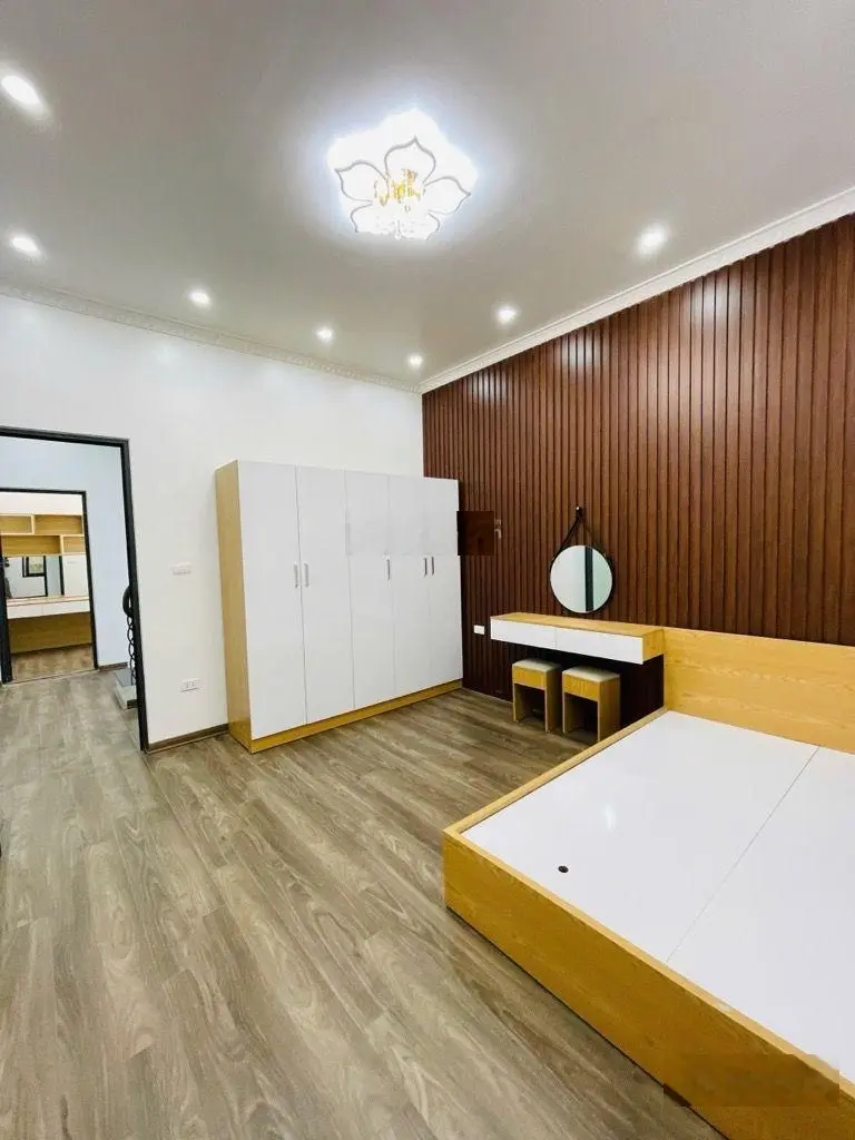 Bán nhà 6 tầng, dt 30m2/ 1 tầng, cách 1 nhà ra phố Vĩnh Hưng, bao quy hoạch.