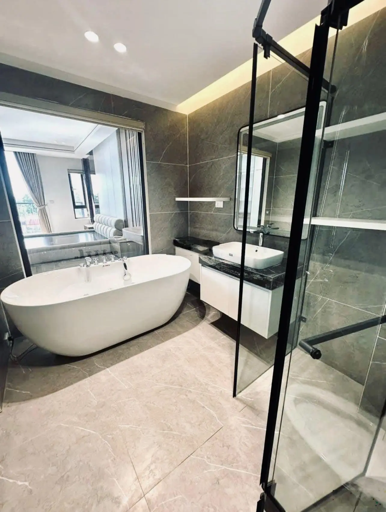 Giảm sốc 1 tỷ bán nhà bồ đề ô tô thang máy 65m2 6 tầng để sang ở biệt thự Riverside trong tuần này