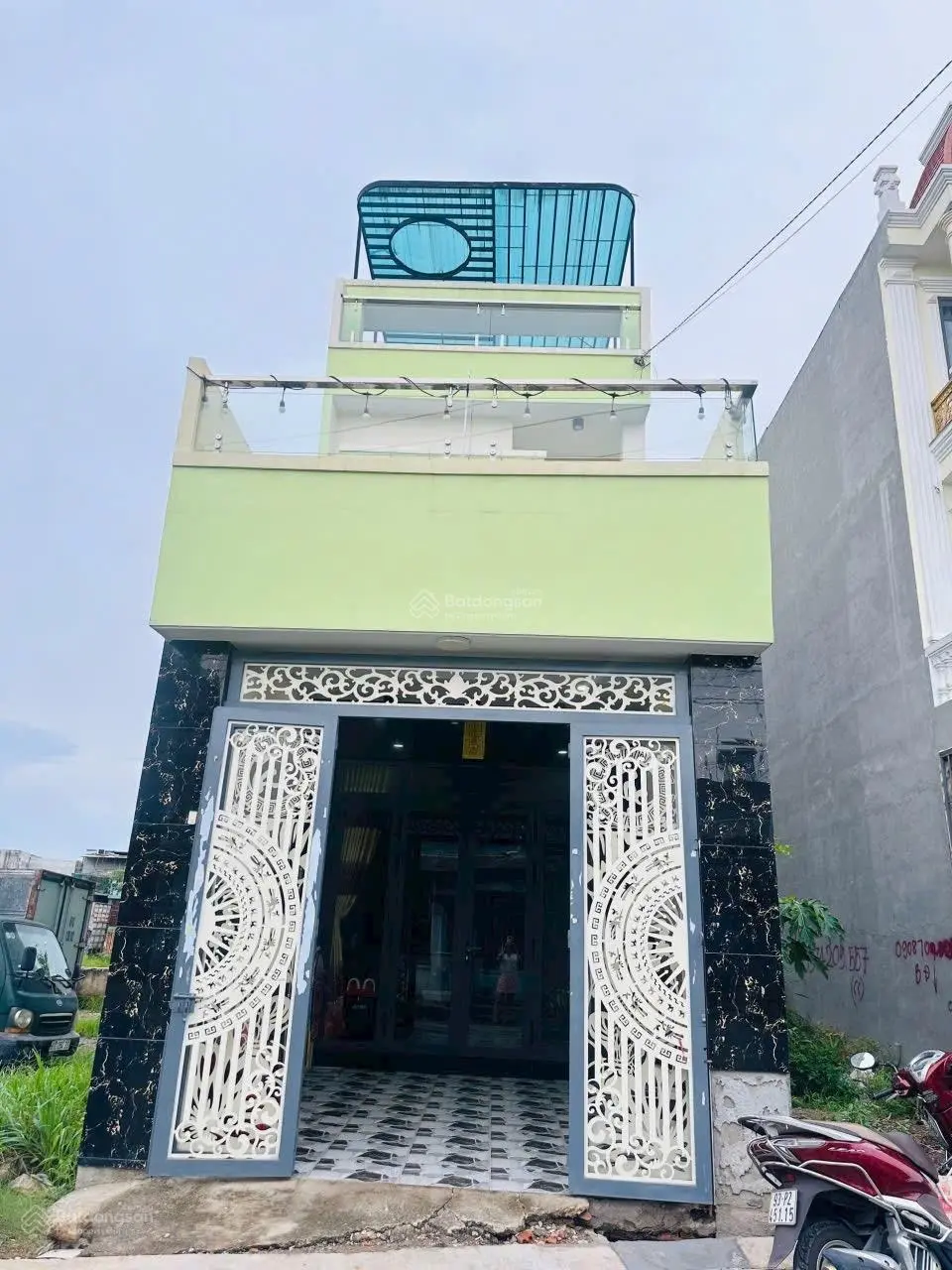 Nhà trệt - lầu - tum mặt tiền kinh doanh. Gần bệnh viện Dĩ An. DT: 82m2. Đường 82m. Giá: 4.5 tỷ TL