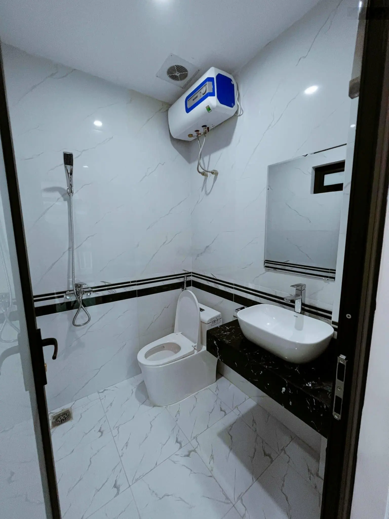 Bán nhà mới 6 tầng thang máy Võ Chí Công giá 8.2 tỷ LH 0966 341 ***