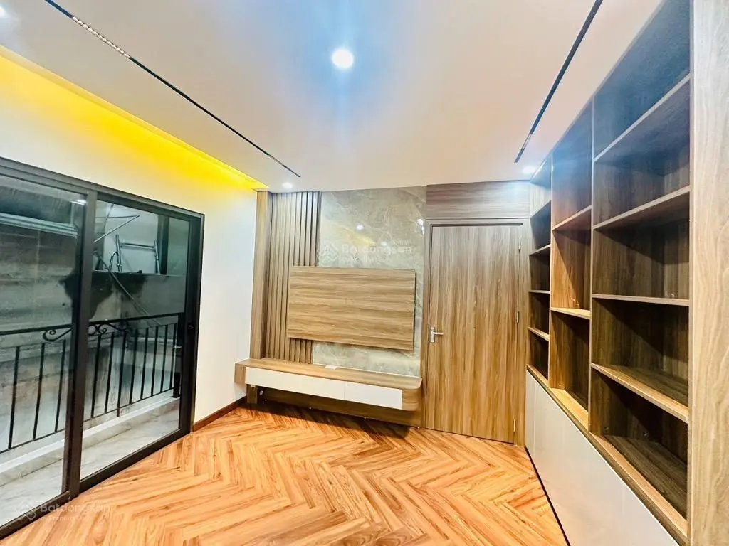 Tôn đức thắng_1 bước ra mặt phố_dân xây chắc chắn_thang máy_ở và kinh doanh dt:50m_mt:6,9_13,4 tỷ