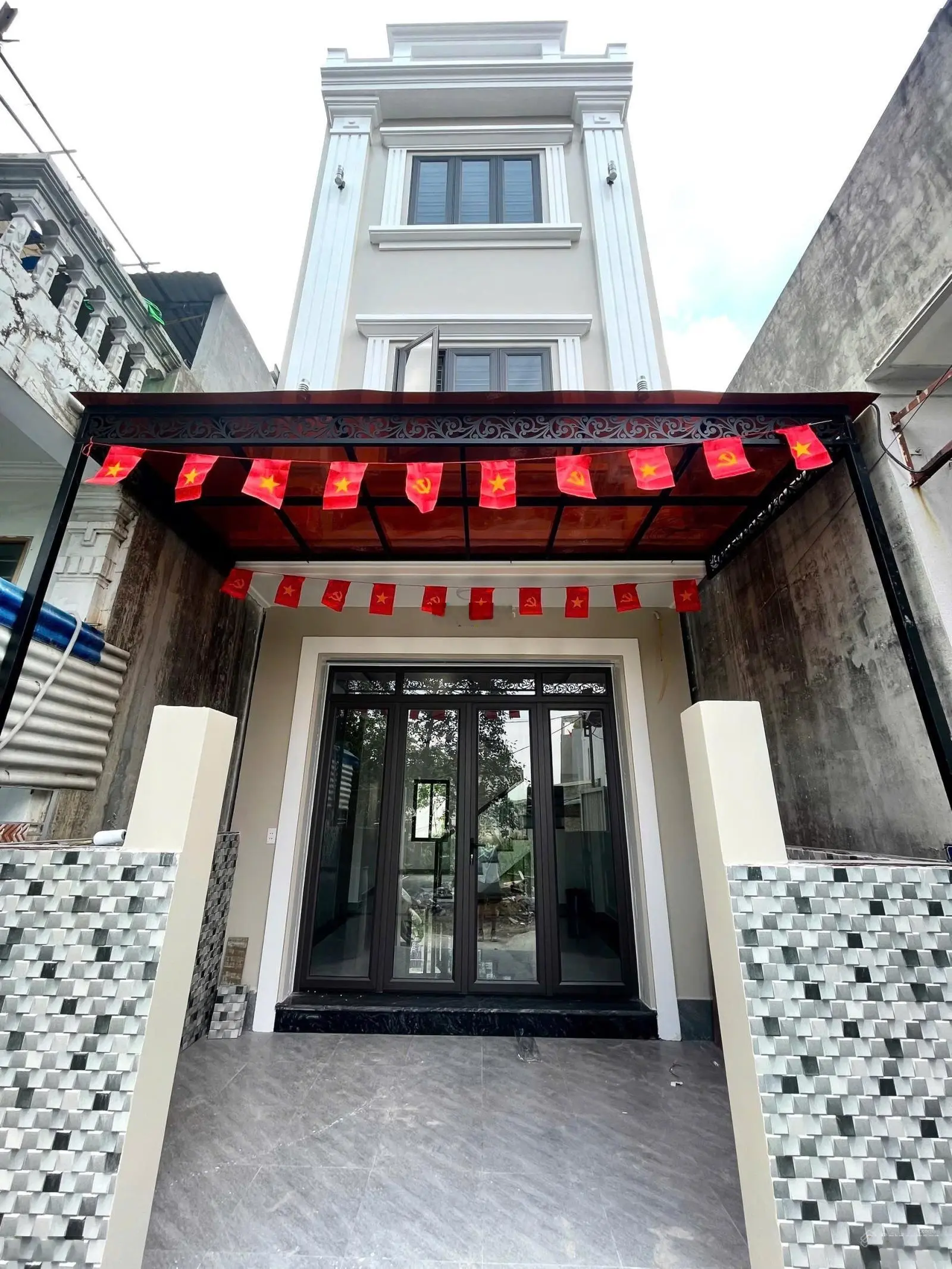 Nhà khu vực Phủ Thượng Đoạn, xây mới độc lập, sân cổng riêng.