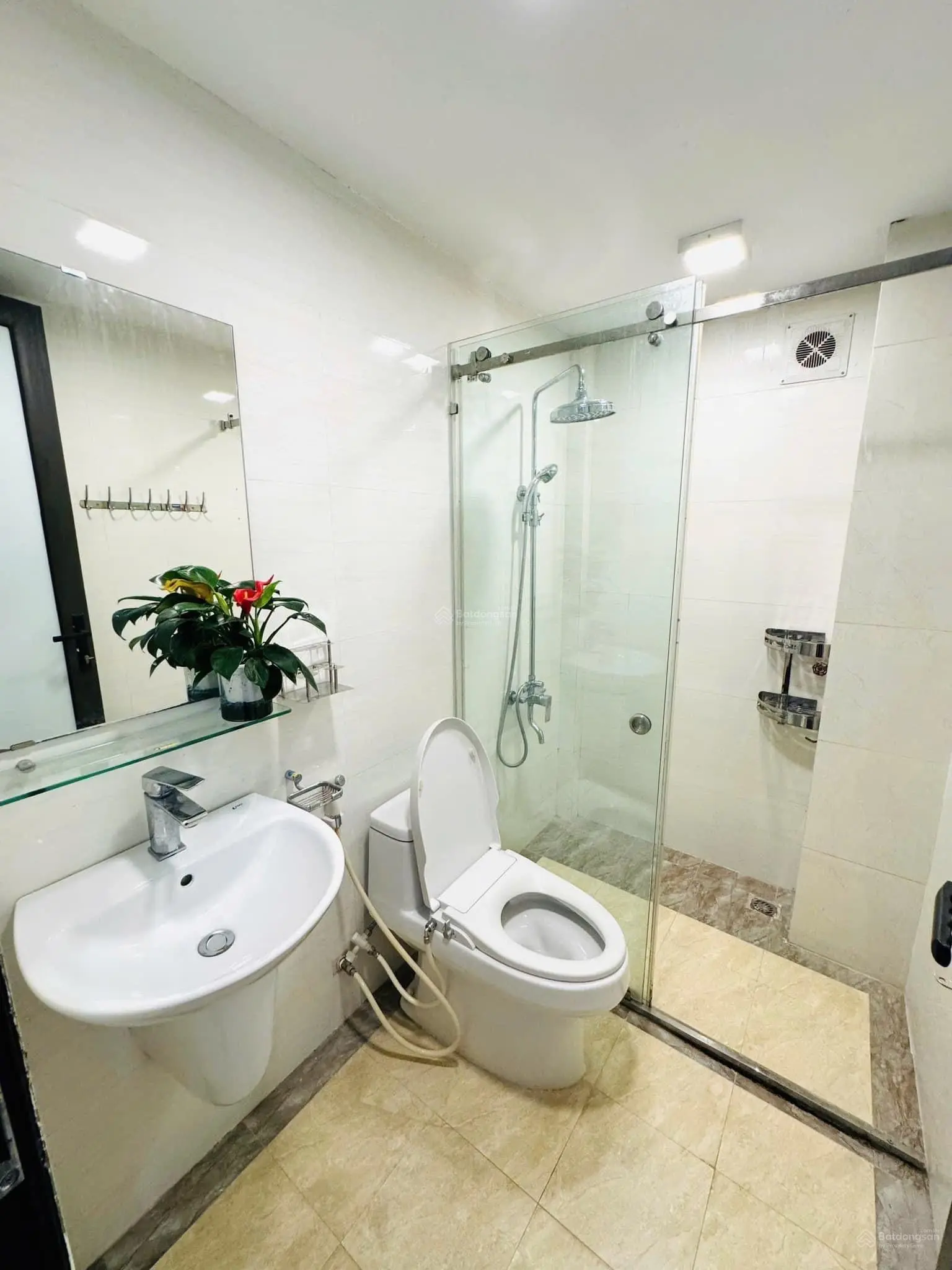 Cần bán căn hộ dịch vụ! Nhà mới dân xây, ngõ ô tô tránh, DT 44m2