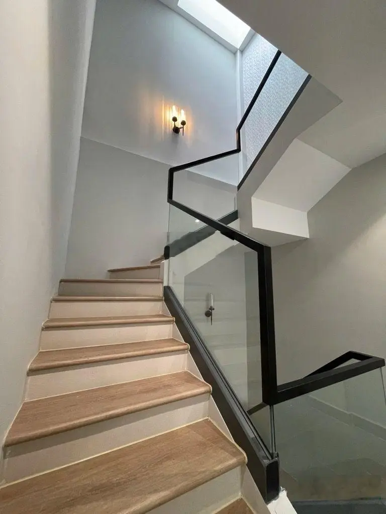 Mặt tiền KD đỉnh cao,hiếm có khó tìm Lê Thị Riêng,Bến Thành Q1. Ngang đẹp hơn 4.3m, giá rẻ bất ngờ