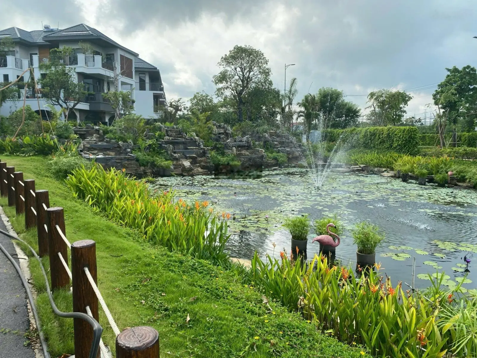 Bán biệt thự ID Junction căn góc Infinity đẹp view hồ bơi, hồ cầu vòng giá đầu tư sinh lời