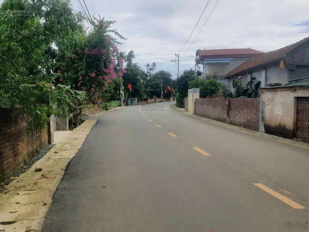 Cần bán 476m2/100m2 thổ cư. Lô góc mặt tiền 13m. Vị trí kinh doanh. Mặt trục chính suối ngọc giá rẻ