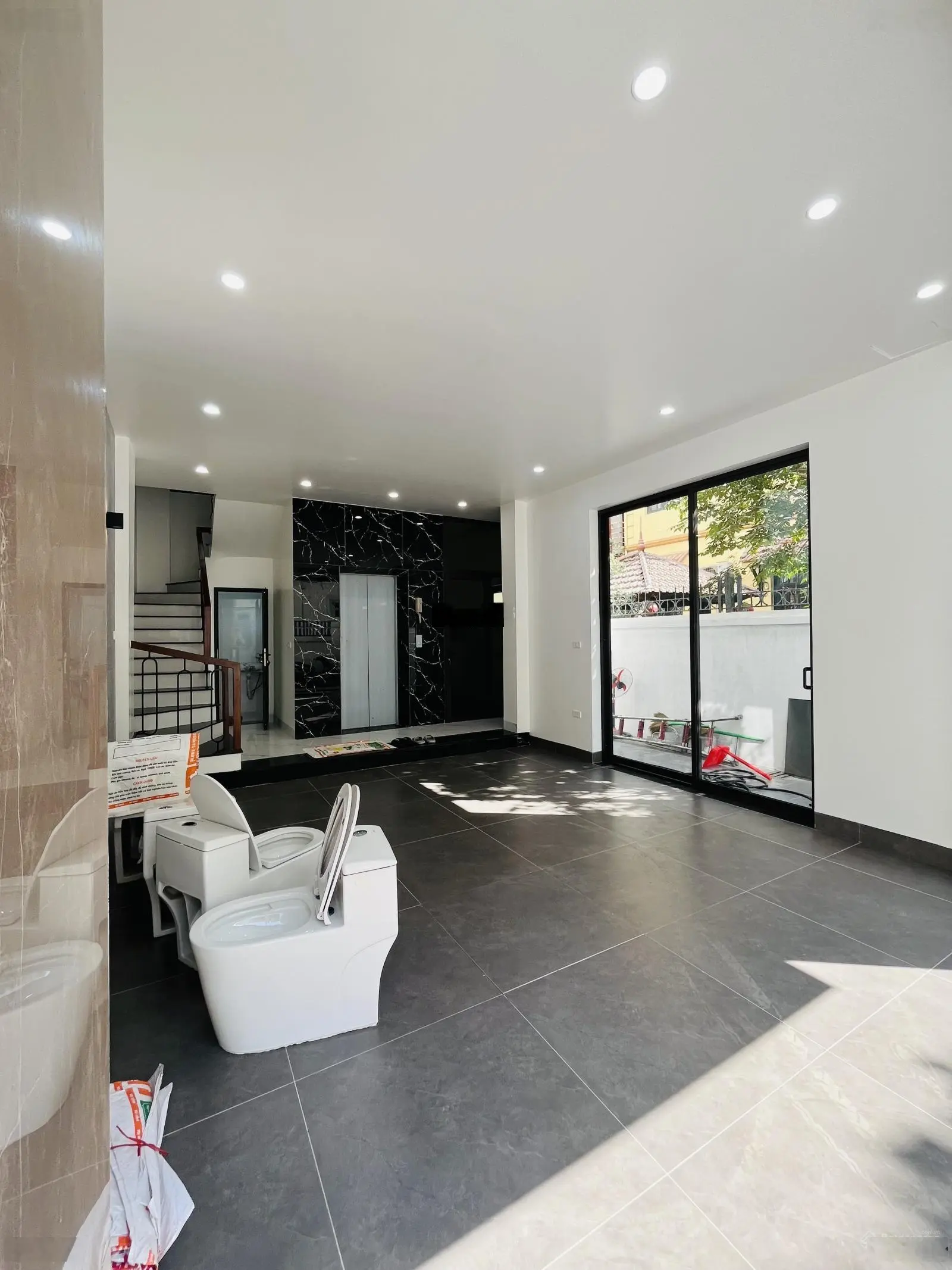 Lạc Long Quân toà nhà 7 tầng thang máy lô góc view thoáng 51m2 mặt tiền 5.7m