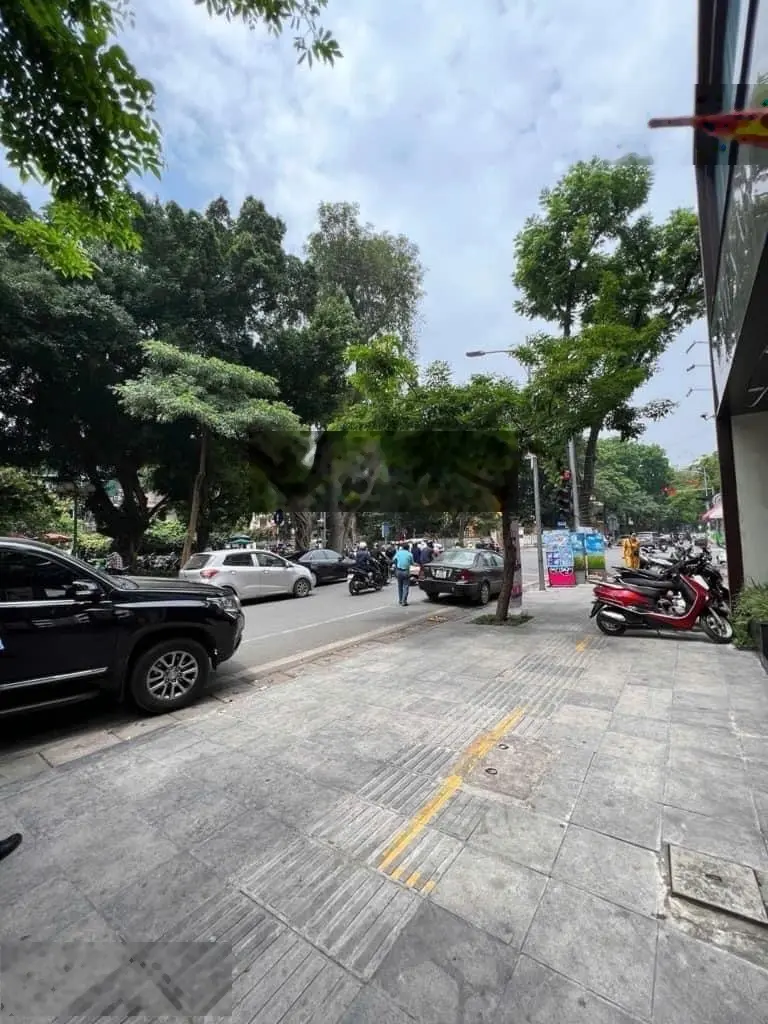 Mặt phố Nguyễn Du căn góc hai mặt tiền thoáng - thang máy - KD đỉnh
