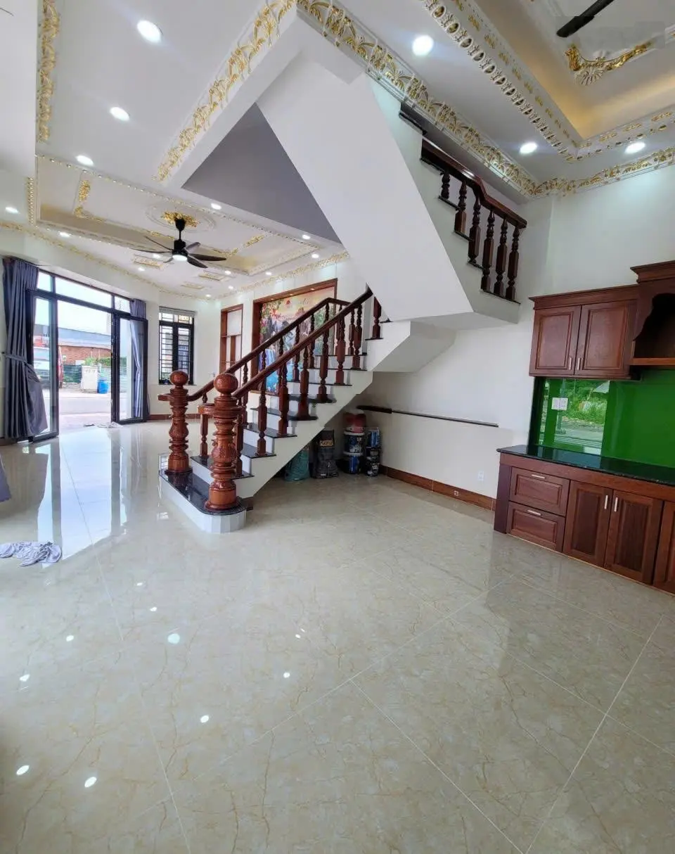 Bán nhà 1 trệt 2 lầu góc 2MT KDC Lê Phong 2, P. Tân Đông Hiệp, Dĩ An