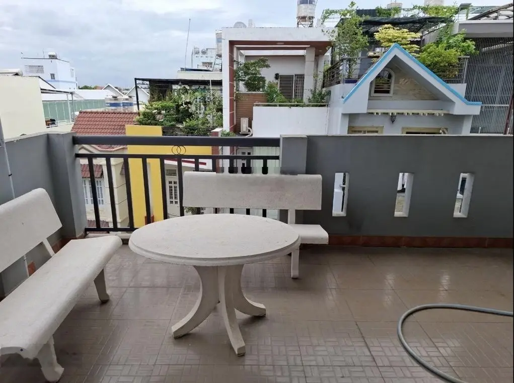 Nhà 3 tầng, đường Linh Đông - Phạm Văn Đồng, 90m2, 4PN 4WC, 6,8 tỷ, hẻm xe tải