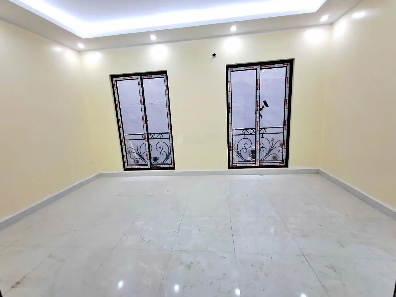 Siêu hot - chỉ 5.x tỷ - 5 tầng mới - sân rộng - 20m ra ô tô