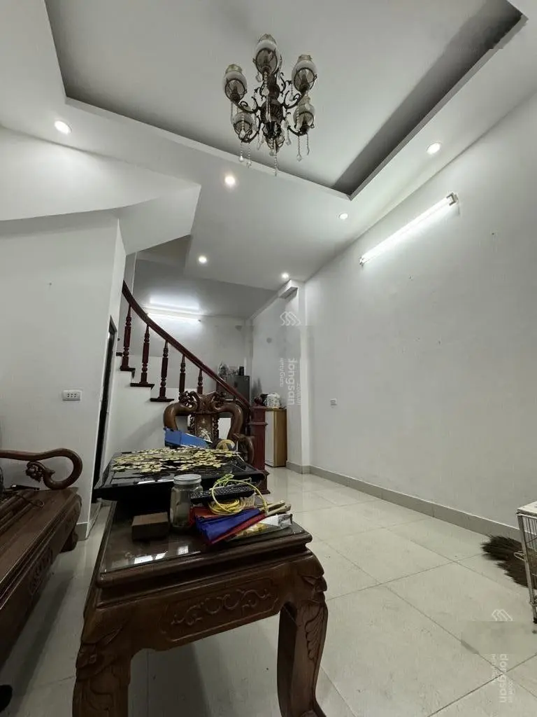 Bán nhà Văn Hương, ngõ to ba gác. Dt 27/30m2 4 tầng mt 3.8m. Chào 5.5 tỷ còn TL. Nói k với tin ảo
