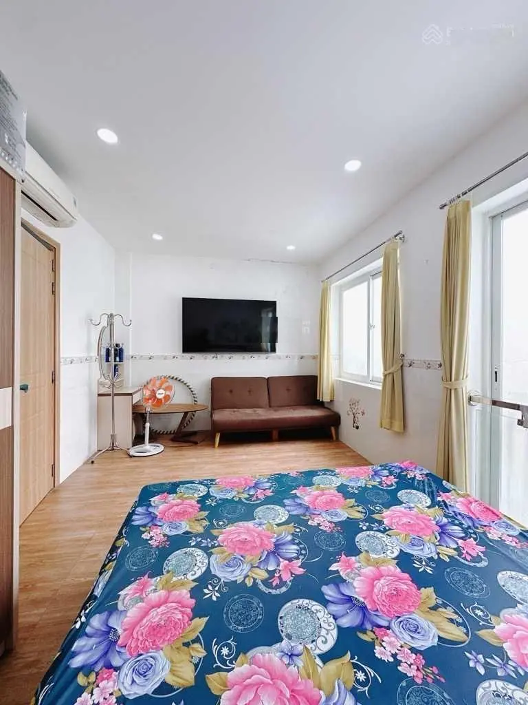 Bán nhà hẻm xe hơi Đường Hoàng Diệu, cách mặt tiền 10m, 5,5 x 11m, giá chỉ 13,9 tỷ