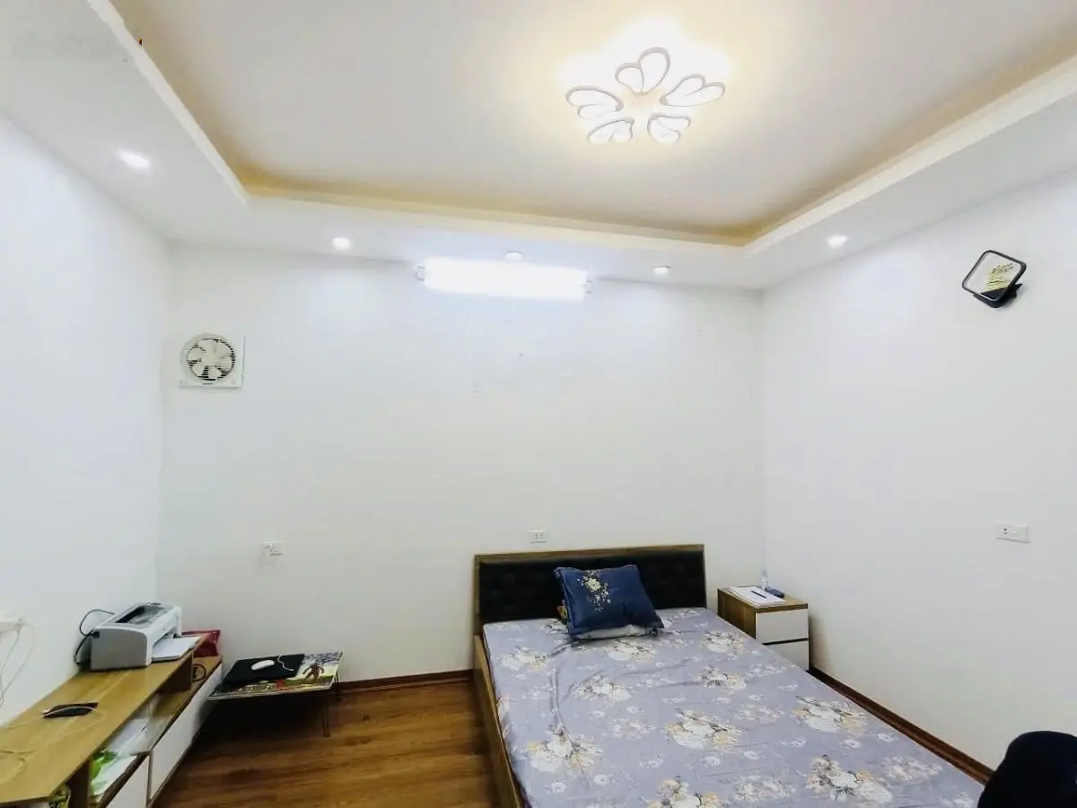 Chùa Láng. Nhà về ở ngay, ngõ rộng ba gác đỗ cửa, vài bước ra ô tô tránh, ra phố chỉ 1 phút