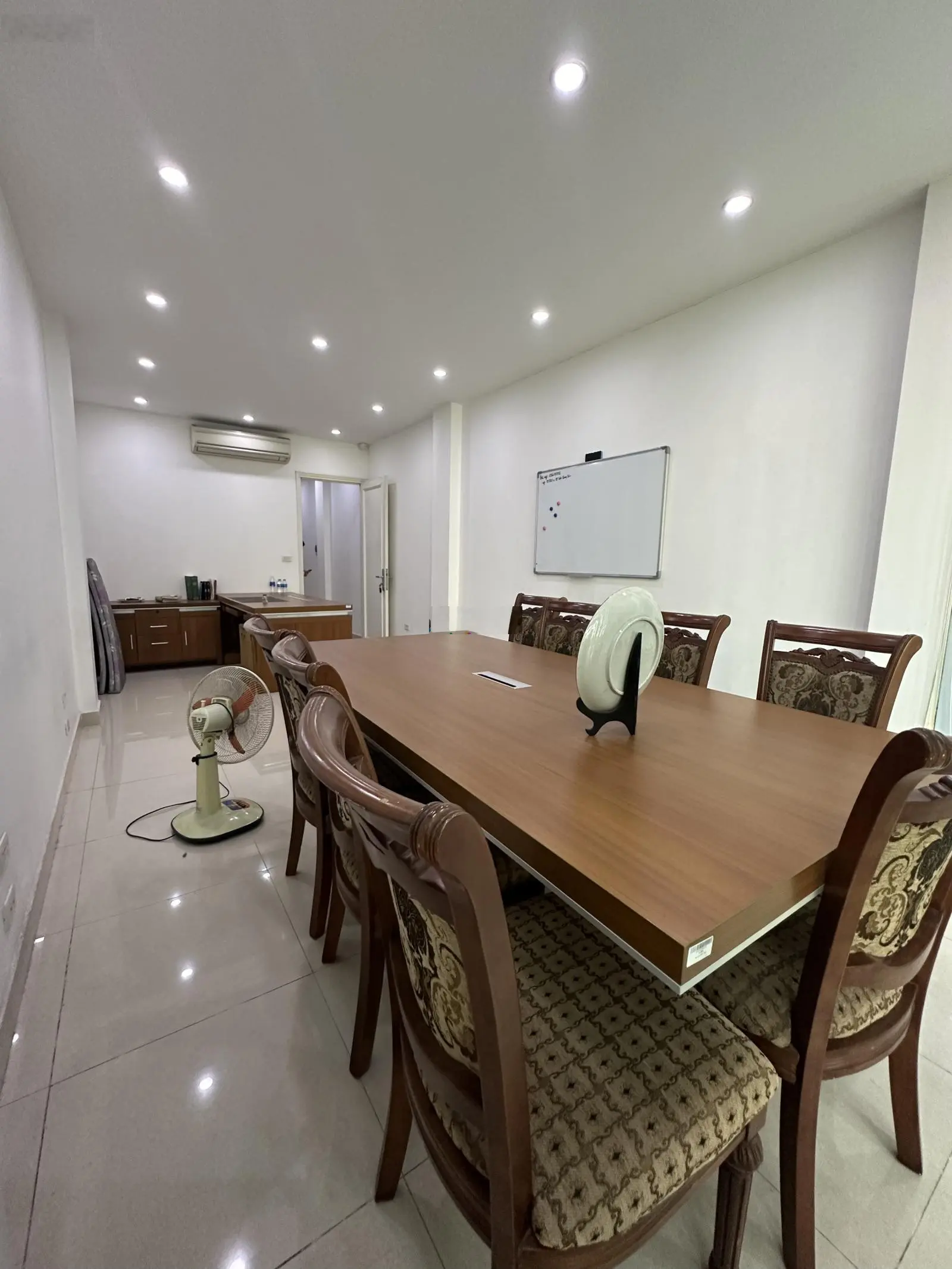Mặt phố Hoàng Cầu 6 tầng thang máy vừa ở vừa cho thuê kinh doanh ổn định. Vỉa hè đá bóng
