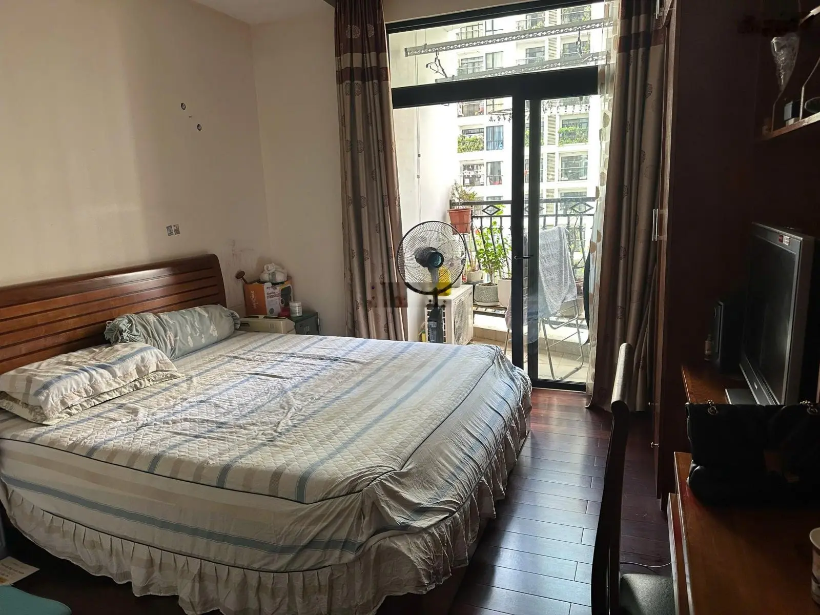 Cần tiền bán gấp căn chung cư Royal City 2 ban công tòa R4B tầng 6, 104m2, 2PN, 2VS giá 9 tỷ