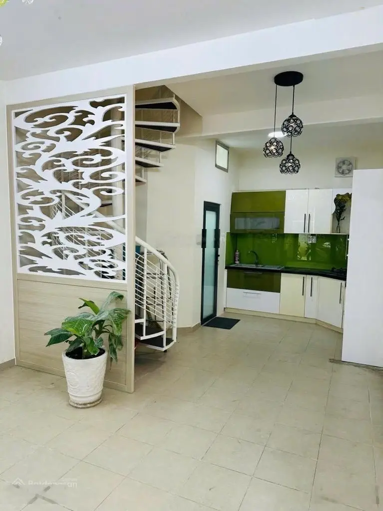 Bán gấp nhà riêng CMT8, Quận 10, 38m2, 2 tầng mới đẹp, hẻm xe hơi đỗ cửa, chỉ nhỉnh 6 tỷ