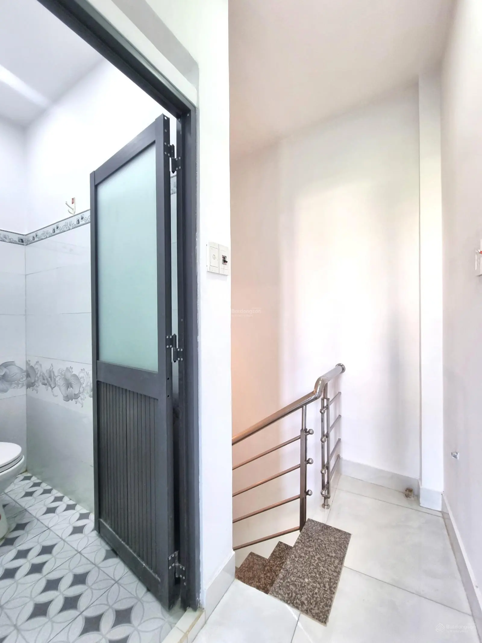 Nhà 2 lầu, mặt tiền hẻm vị trí mua bán kinh doanh đều được. Hẻm trước nhà 4m
