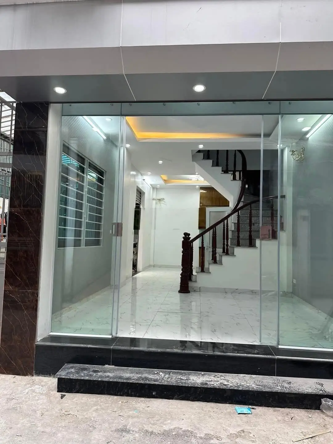 Bán gấp nhà đẹp ,oto qua nhà ,Kinh doanh sầm uất.Gần viện Đa Khoa Hà Đông, sân bóng Cầu Đơ.