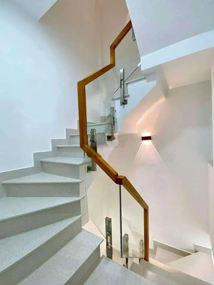 BÁN NHANH NHÀ 3L 5PN, SHR, NHÀ ĐẸP, ĐÚC KIÊN CỐ, ĐỂ LẠI NỘI THẤT