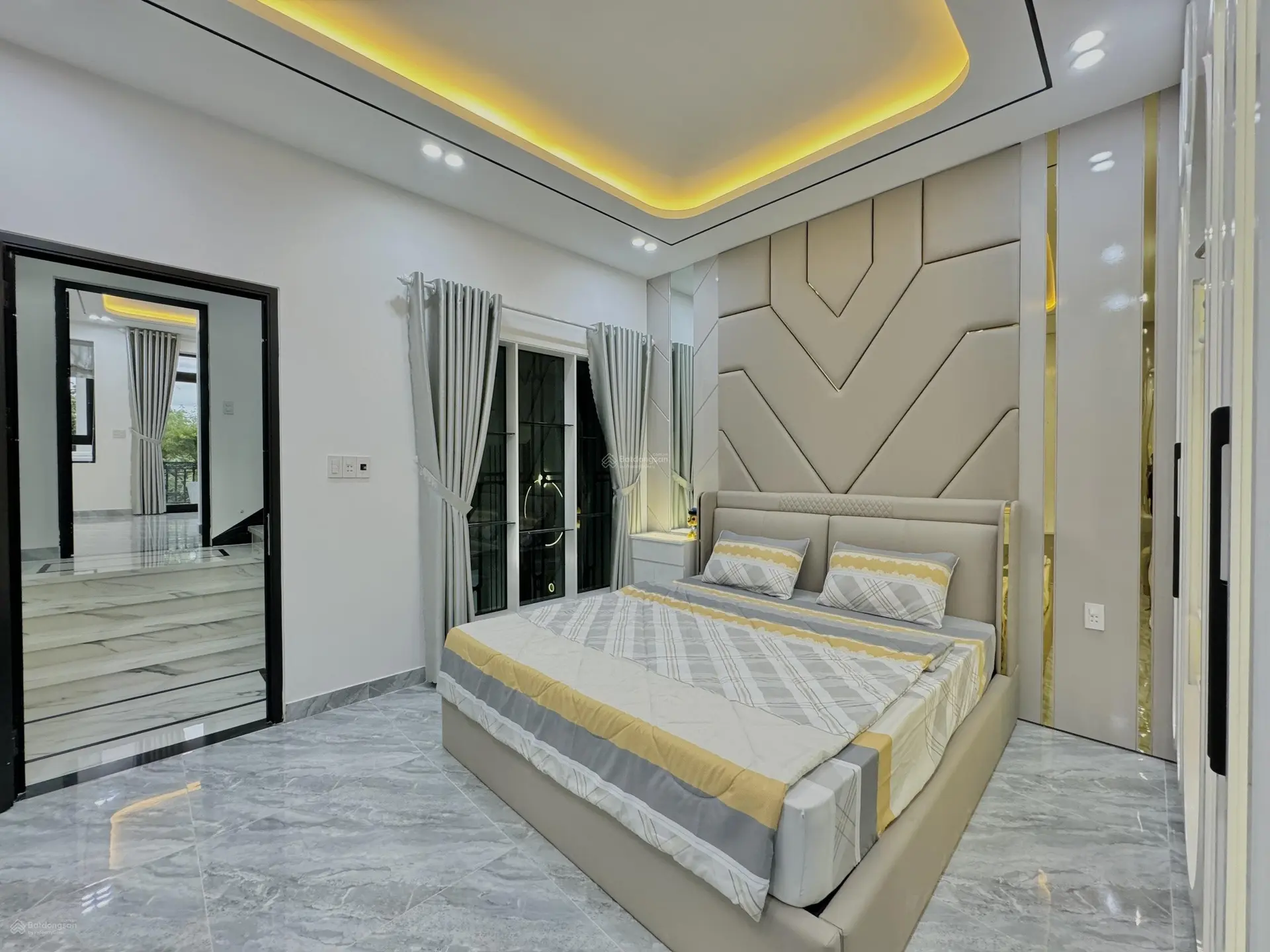 Nhà đẹp Đà Nẵng - Bán gấp nhà 3 tầng Tân Cổ Điển, thông biển, full nội thất nhà mới xây LH 09378943